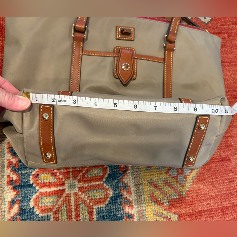 Med./Large DOONEY & BOURKE Khaki Nylon Tote w/brown leather straps/accents — EUC - Picture 14 of 14